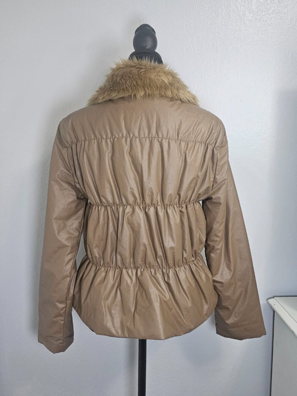 NEW Forever21 Khaki Faux Fur Collar Ruched Gathered Puffer Jacket - Size Medium - Picture 3 of 7